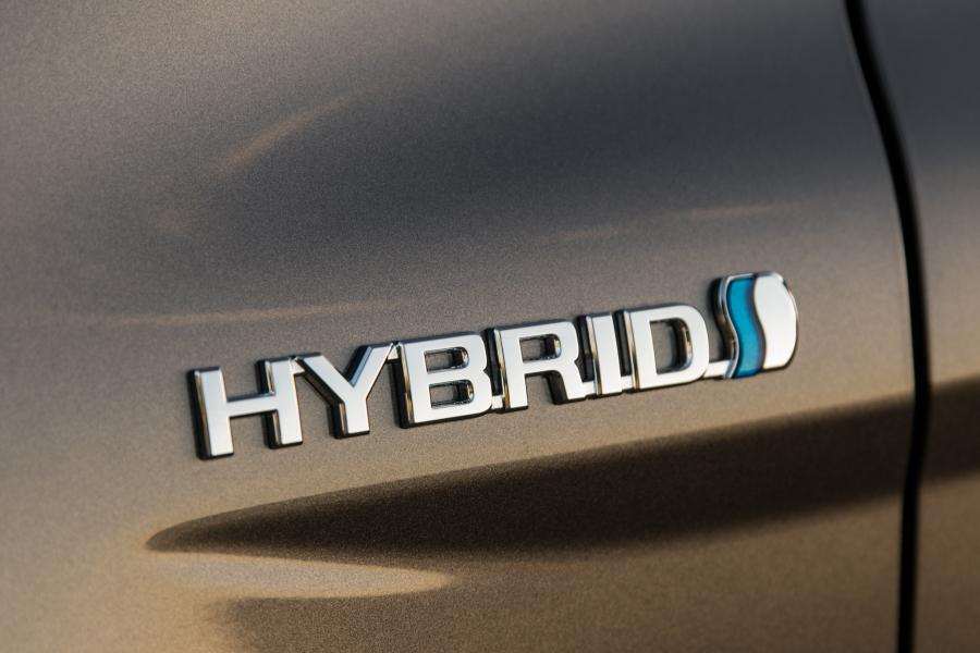Логотип Toyota Camry Hybrid LE 2017 года  (NA) (фото 8 из 21)